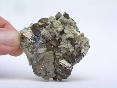 Arsenopyrit, hydromuskovit - Yaogangxian, Hunan, Čína